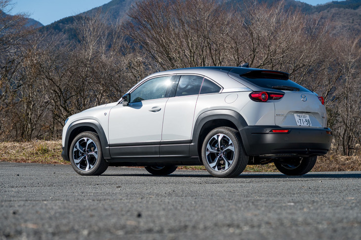 これも朝霧高原周辺で。車重は「EVモデル」より130kg重い1780kgで、車検証の前後重量配分は1090kg：690kg≒61：39。今回の試乗でもピッチングが時々気になった。