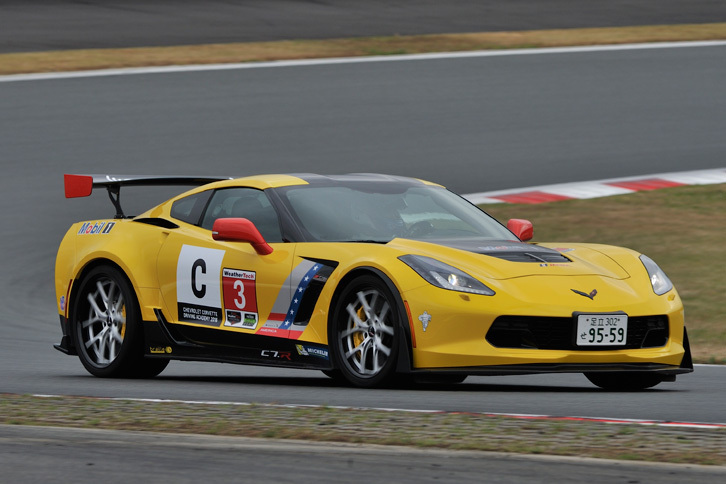 インストラクターがドライビングする、レーシーないでたちの「コルベット」。