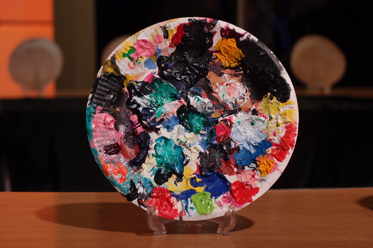 アートカーのデザインのもととなった“紙皿の絵画パレット”も、レセプションの会場に並べられた。「神からの波動を受け取って表現するのが芸術家。ならば、その受け皿（＝パレット）もひとつの作品である」というのが横尾氏の考えで、今回は、このパレットをモチーフにアートカーが制作された。