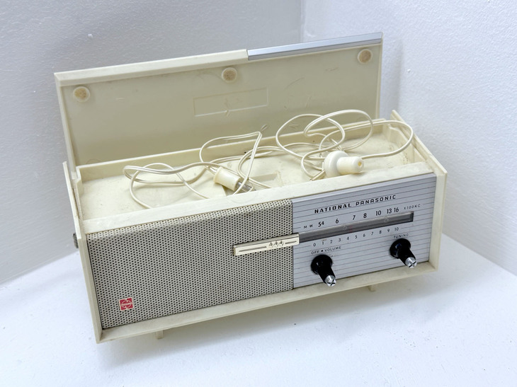 上部はイヤホン入れ。