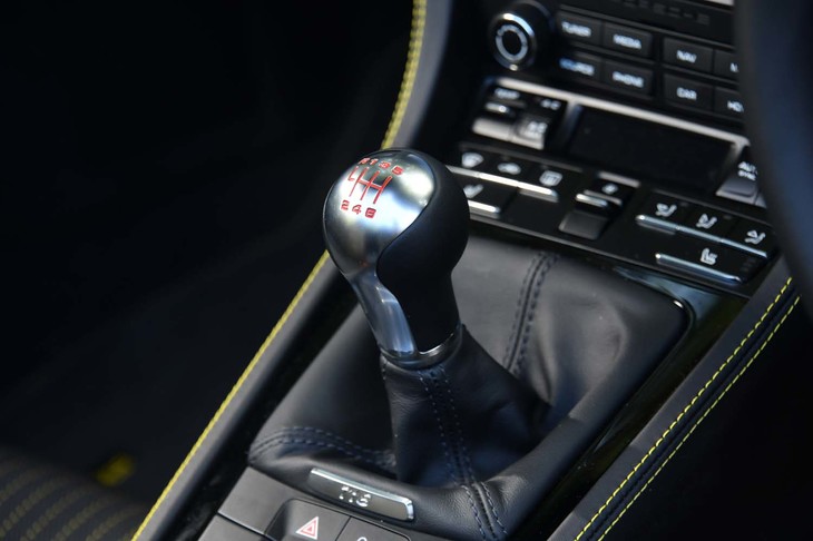 2020年の国内導入当初は7段PDKが標準とされていたが、2022年10月現在は6段MTが標準（0円）でPDKはオプション扱い（55万2000円）になっている。