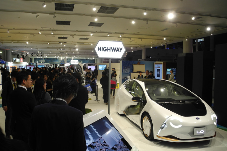 MEGA WEBで行われる「FUTURE EXPO」の様子。未来の技術やサービスを体験できるイベントで、さまざまな企業や団体が出展している。