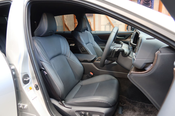 トヨタ・クラウン セダン（フロントシート）