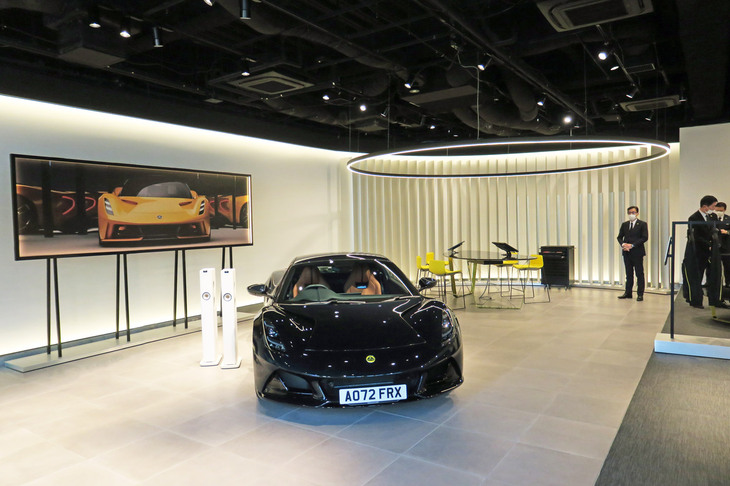 「ロータス東京 原宿ショールーム」はロータス最新のCIを用いたアジア初のショールームである。