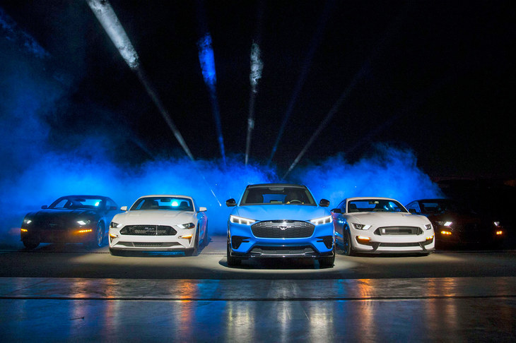 発表会において、他の「マスタング」とともにお披露目される「マスタング マッハE」。