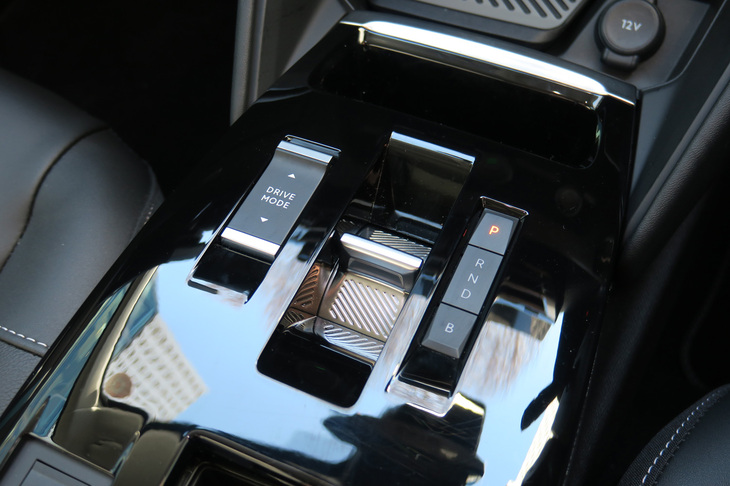 シトロエンE-C4エレクトリック（シフトセレクター＆ドライブモードセレクター）