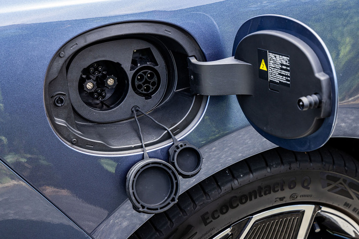 充電は普通充電とCHAdeMO規格の直流急速充電に対応。ソケットはいずれも右リアフェンダーの充電リッド内に配置されている。