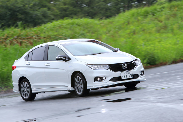 ドイツのカントリーロードやアウトバーンなど、厳しい環境でも安心して走れることを重視して開発されたモデューロの用品。試乗日はあいにくの天気だったが、これらの用品を装着した「グレイス」は、ウエット路面でも終始安定した走りを見せていた。