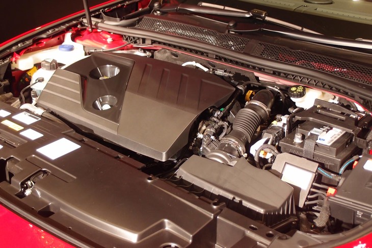 こちらは2リッターのディーゼルユニット。ガソリンエンジンよりも150Nm増しとなる最大トルク400Nmを発生する。WLTCモードの燃費値は16.9km/リッター。