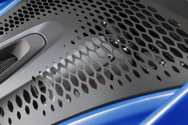 バンク角120度の3リッターV6ツインターボユニットは単体で最高出力585PSと最大トルク585N・mを発生。メッシュカバーで覆われて直接は拝めないようになっている。