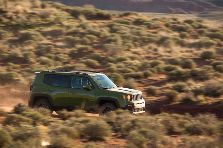 日本向けの「レネゲード 75thアニバーサリーエディション」は「リミテッド」グレードがベース。1.4リッター直4ターボエンジン搭載のFF仕様となる。ボディーカラーは「ジャングルグリーン」で80台の限定。価格は318万6000円。