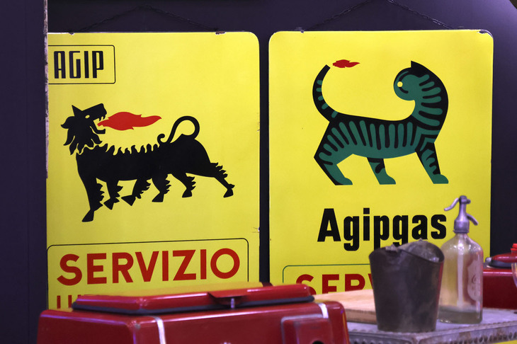 左は石油会社 旧アジップの給油所用の看板。右は家庭用プロパンガス「アジップガス」のもの。いずれもイラストレーターのフェデリコ・セーネカによる。