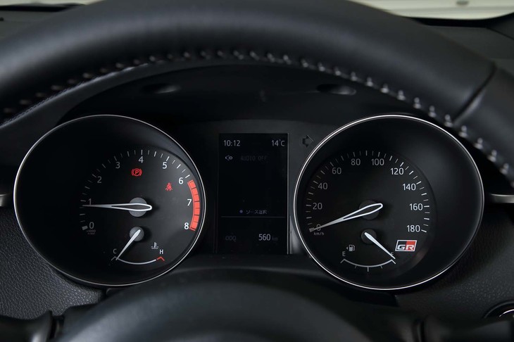 メーターパネルも“GRスポーツ”専用デザイン。速度計の盤面に「GR」ロゴがあしらわれるほか、標準モデルよりもエンジン回転計のレッドゾーンが強調されたものとされている。