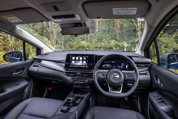 インテリアでは、ステアリングホイールやセンターコンソールのアームレスト、ドアのインナーパネルなどに施されたブルーのステッチ、ブラックレザレットのシート地、ダークウッド調のダッシュボードフィニッシャーなどでベースモデルと差異化されている。