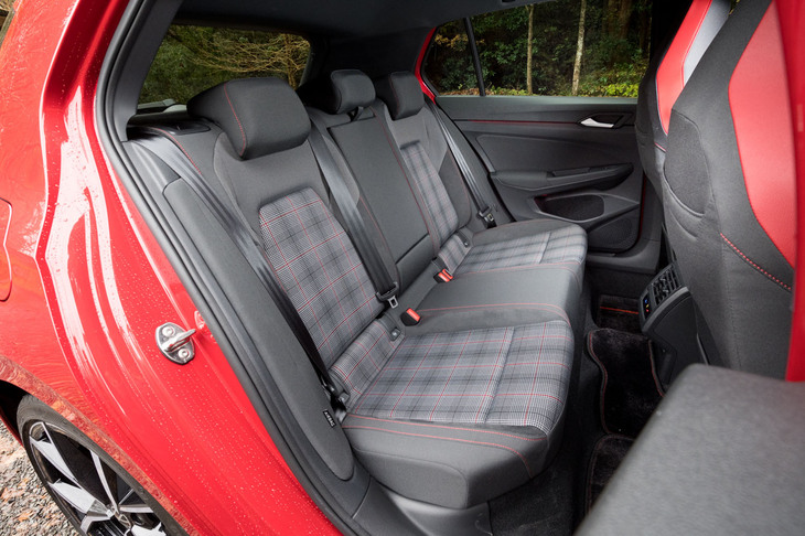 後席の居住性や荷室の容量などは、通常の「ゴルフ」と同じ。ベース車の機能性が全く損なわれていない点も、「GTI」シリーズが長年にわたり支持されている理由のひとつだ。