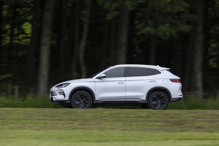 ボディーのスリーサイズは全長×全幅×全高＝4775×1890×1670mm。国産車では「マツダCX-60」とよく似たサイズだ。