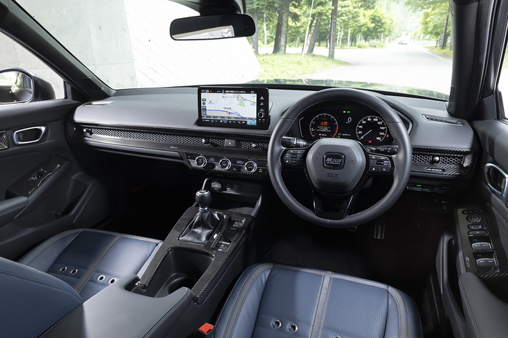 インテリアは全体的に最新のホンダ車風の仕立て。カーボンの加飾パネルはディーラーオプションで装着できるが、室内のいたるところに貼ってあるので、37万9500円でもお買い得感がある。