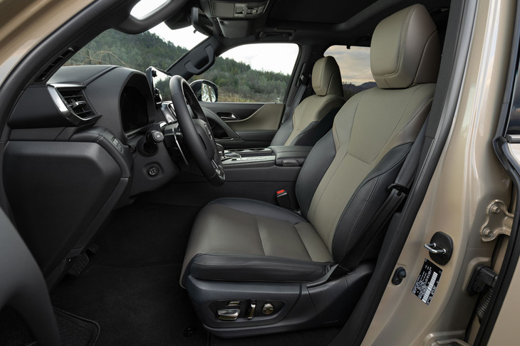 フロントシートにはエアブラダー式（空気袋式）のリフレッシュ機能を搭載。全身コースが2種類、部位別コースが3種類の全5コースのマッサージ機能が設定されている。