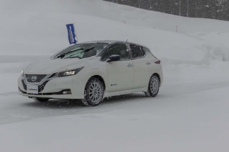 凍結路面における走りも体験。試乗車の「日産リーフ」で筆者が苦戦したとおり、性能上は「アイスバーンには非対応」と明記されている。