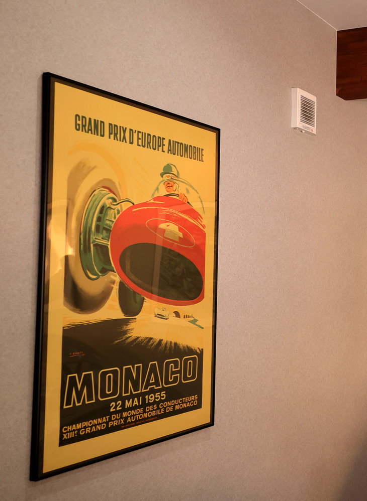 ポスターの右上に見えるのが小さなファン。空調設備も最小限だが、空気の流れをつくるにはこれで十分だという。