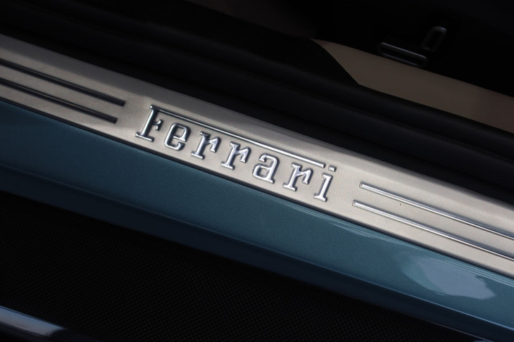 フェラーリ12チリンドリ（サイドシル）