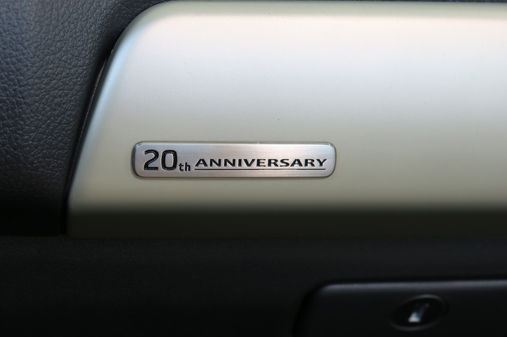 インパネガーニッシュに施された「20th ANNIVERSARY」のバッジ。