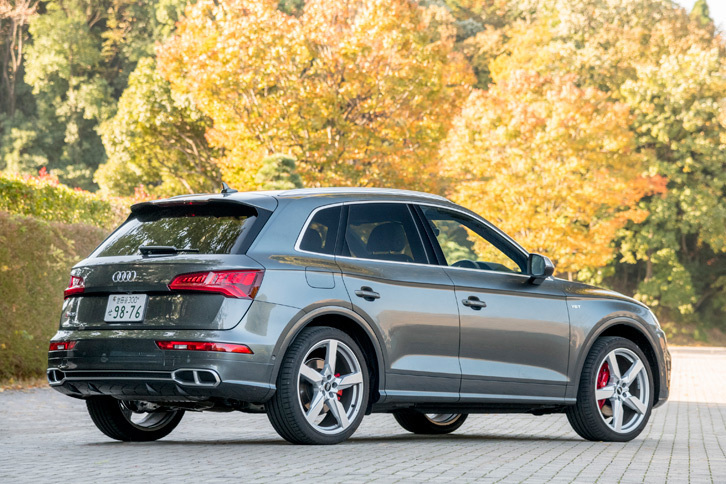 リアバンパーにはツインエキゾーストテールパイプ、アルミニウムディフューザークラスプが一体処理されている。