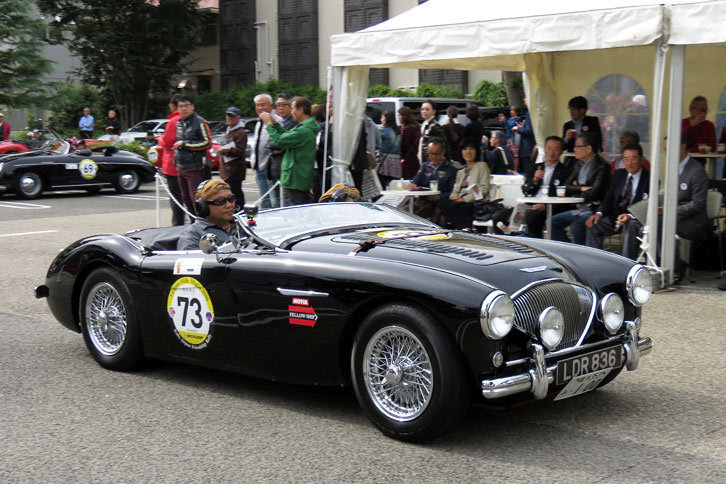 1955年式「オースチン ヒーレー100 BN2」。“ビッグ・ヒーレー”の愛称で親しまれる、2座のオープンスポーツカー。