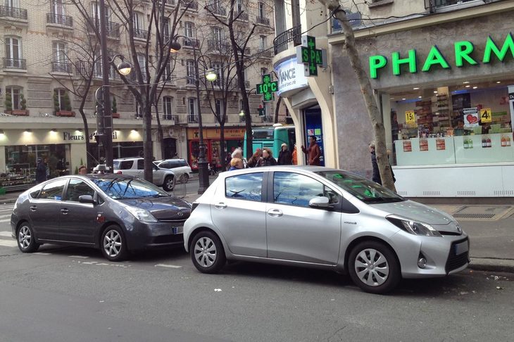 3代目「ヤリス ハイブリッド」と2代目「プリウス」が並ぶ。2016年パリ・セーヌ左岸で。