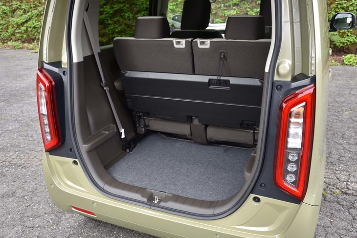 フロアボードを上げた状態（写真）では、重い荷物や背の高い荷物の積み込みが容易になる。荷室の開口部下端は先代よりも大幅に低められ、現行型「N-BOX」と同等に。