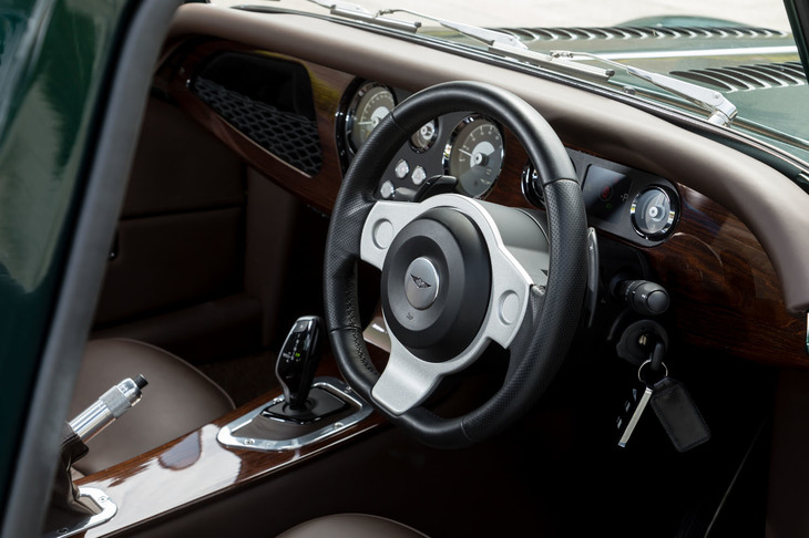 ダッシュボードやフロアトンネル上面のパネルには、オプションで数多くのウッドやカラーコンビネーションを用意。車内にはスピーカーも装備されていたが、オーディオの使い方が分からず、音楽を聞くことはできなかった。