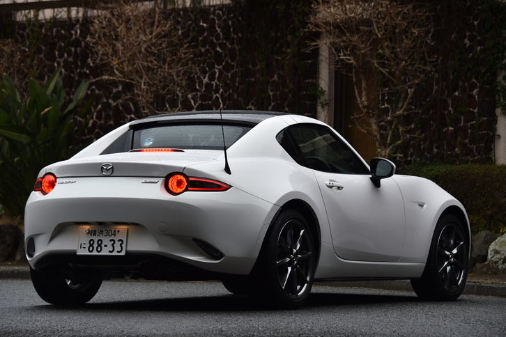 RFとはリトラクタブル・ファストバックの意。全高のみソフトトップモデルとは異なる（＋5mm）だけで、全長、全幅、ホイールベースは同じ。