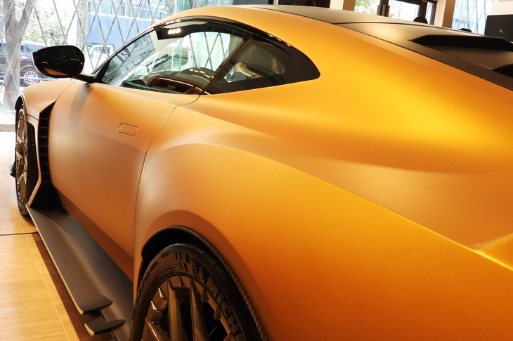 アストンマーティン・ヴァリアント（ショルダーライン）