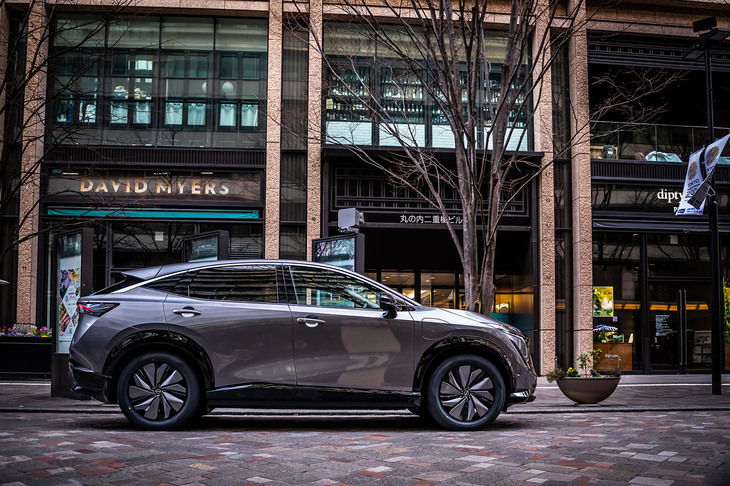 電気モーターを動力源とするピュアEVでは、静粛性の向上や車両重量増加などの要件から、いままで以上にタイヤ選びが難しくなるといわれている。今回は「日産アリア」に装着し、「アドバンdB V552」の実力を試した。