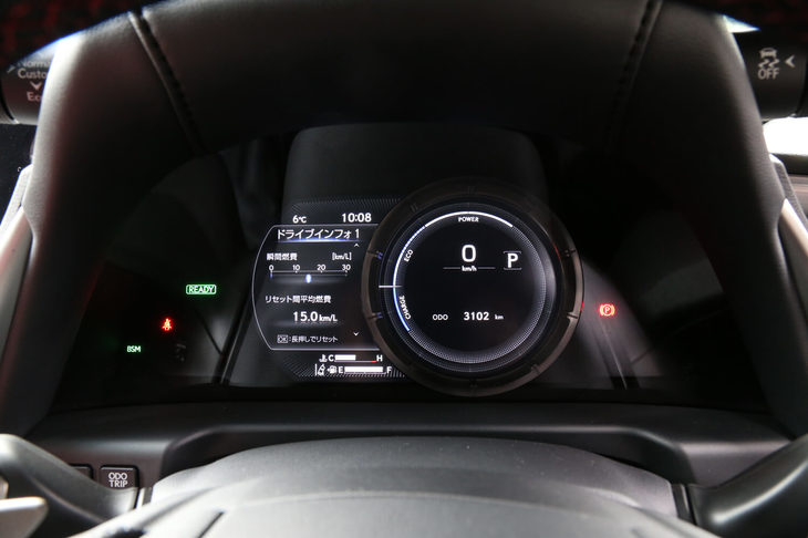 「ES」の他グレードが7インチの液晶メーターを採用するのに対して、“Fスポーツ”では8インチサイズとなる。選ばれた走行モードによって、アナログデザインを持つメーター部分のカラーリングが変更される。写真は中央メーター部を右にスライドさせたところ。