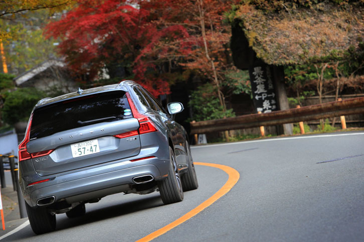 見た目は頑丈そうな「XC60」。でも足まわりは柔らかくて、乗り心地もマル。ステアリングやブレーキのフィーリングが軽やかな一方で、適度なスポーティー感もあり、好印象です。今回乗った「XC60 T5」は、同じXC60のプラグインハイブリッドモデル「T8」よりもひとまわり小さく感じられるほどキビキビしていました。