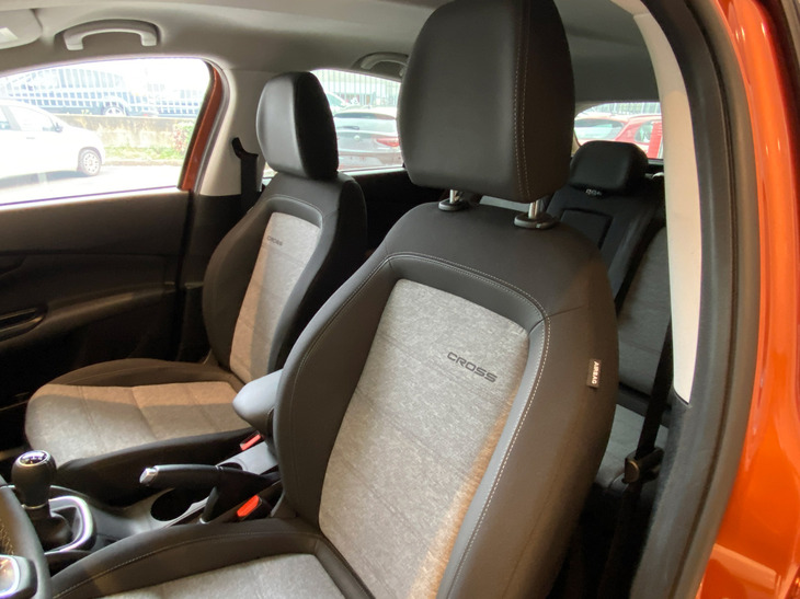 「フィアット・ティーポ クロス」のシートにもタグが。