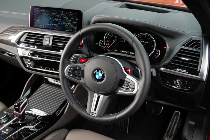 シフトパドルの手前には「M1」「M2」と刻まれたボタンが備わっており、足まわりやステアリングなど好みの組み合わせを登録しておけば、いつでも呼び出して設定できる。