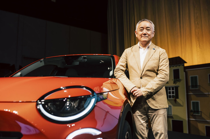 「フィアット600e」の発表イベントで車両を紹介したステランティス ジャパン代表取締役社長の打越 晋氏。