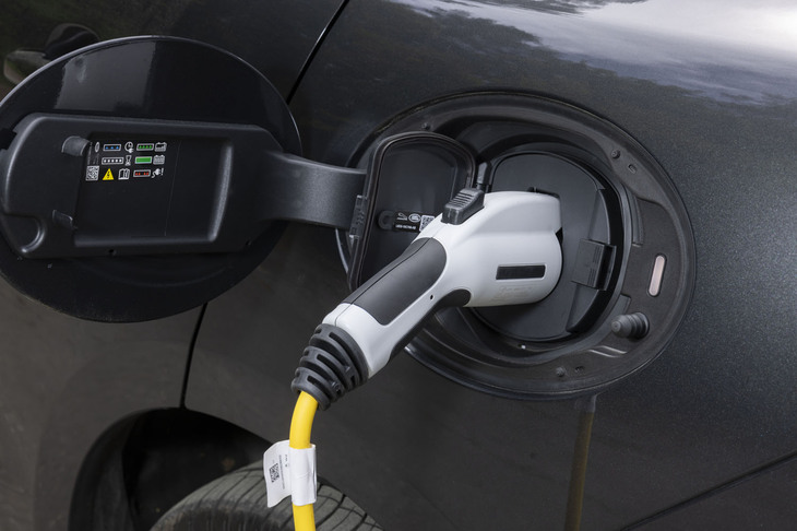 PHEVの「E-PACE」と「F-PACE」には、いずれも左リアフェンダーに200Vの普通充電に対応する外部充電口が備わる。7kWの充電器を使用した場合、前者は0％から80％までの充電を最短1時間14分で、後者は同最短1時間40分で行える。