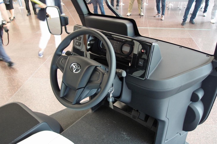 シンプルな運転席。センターの高い位置にレイアウトすることで、視界の確保と左右両側からの乗降性を両立させた。