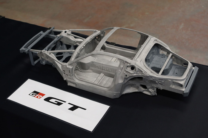 「トヨタGR GT」のオールアルミ骨格のミニチュア。