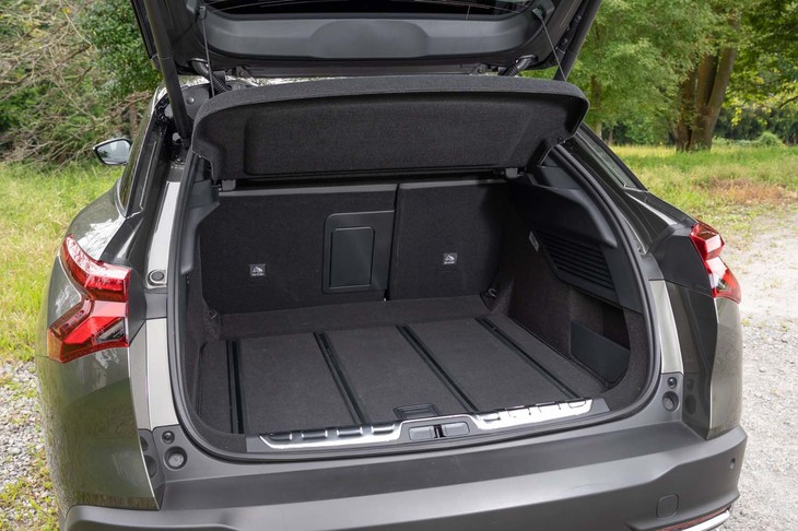荷室の容量は545～1640リッター。奥行きがたっぷりあるため、奥の荷物が引き出しやすくなるフロアレールを搭載している。