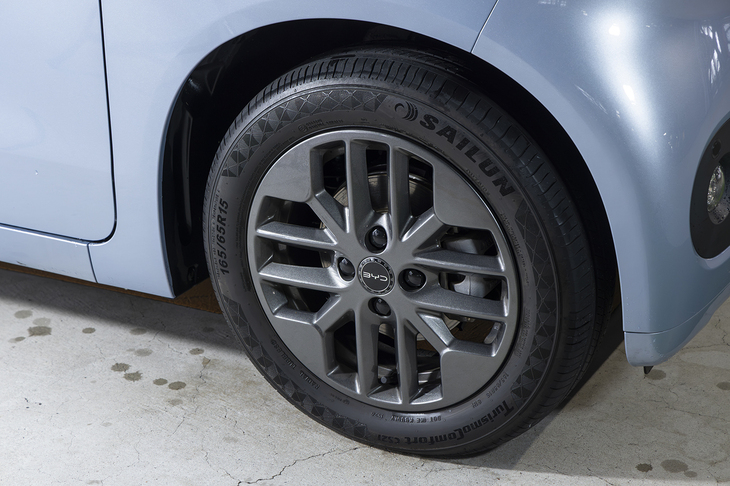 15インチホイールは矢羽根のようなスポークが特徴だ。同じ中国のタイヤメーカーであるサイルンタイヤ（SAIRUN TIRE）の「ツーリズモコンフォートCS21」という銘柄がチョイスされている。