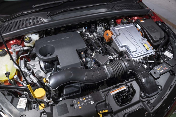 パワートレインは最高出力91PSの1.6リッター自然吸気エンジンと同49PSのモーターの組み合わせで、それぞれに変速機を備えているのが特徴だ。