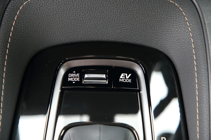 ハイブリッド車には「ECO」「NORMAL」「SPORT」の3つの走行モードを持つドライブモードセレクターが搭載されている。