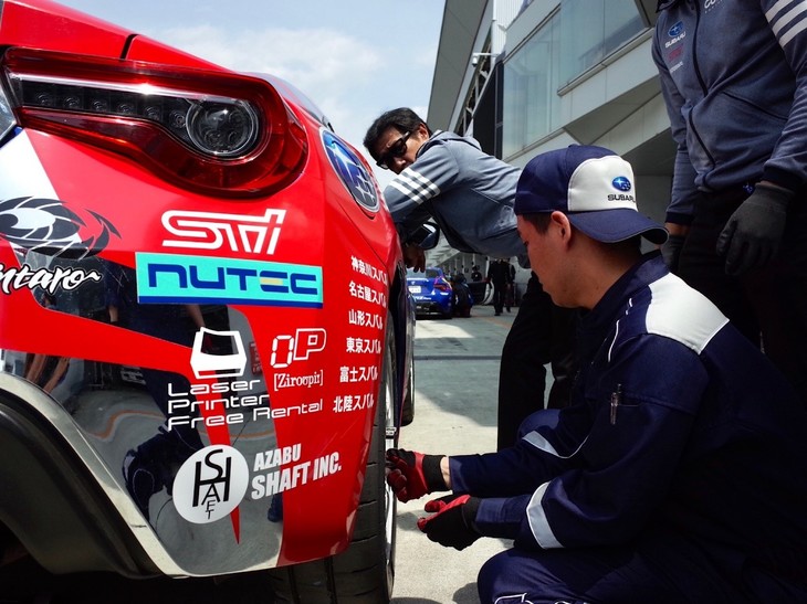 次はプロフェッショナルシリーズの走行です。プロフェッショナルシリーズも同じく2レース、タイヤ1セットで戦わなければなりません。プロフェッショナルシリーズのタイヤは非常にシビアなので、2レースという新たな戦いに挑むために、セットアップもより厳密に進めていきます。