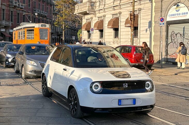 ミラノのポルタ・ジェノヴァ駅前で出会った「ホンダe」。2023年4月撮影。