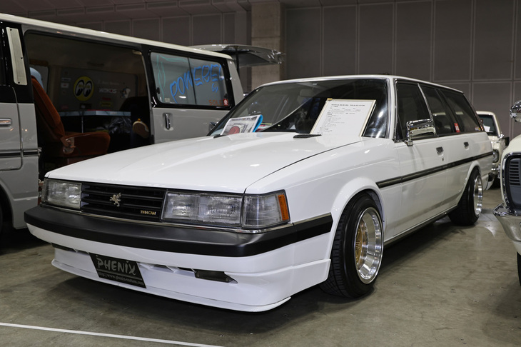 初代「トヨタ・ソアラ」のワゴン？　実体は5代目GX70系「トヨタ・マークIIワゴン」に初代ソアラの顔面をスワップしたもの。ほぼ同時代のトヨタ車同士とあって違和感はなく、ソアラのエンブレムに気づかなければおそらくスルーしていた。