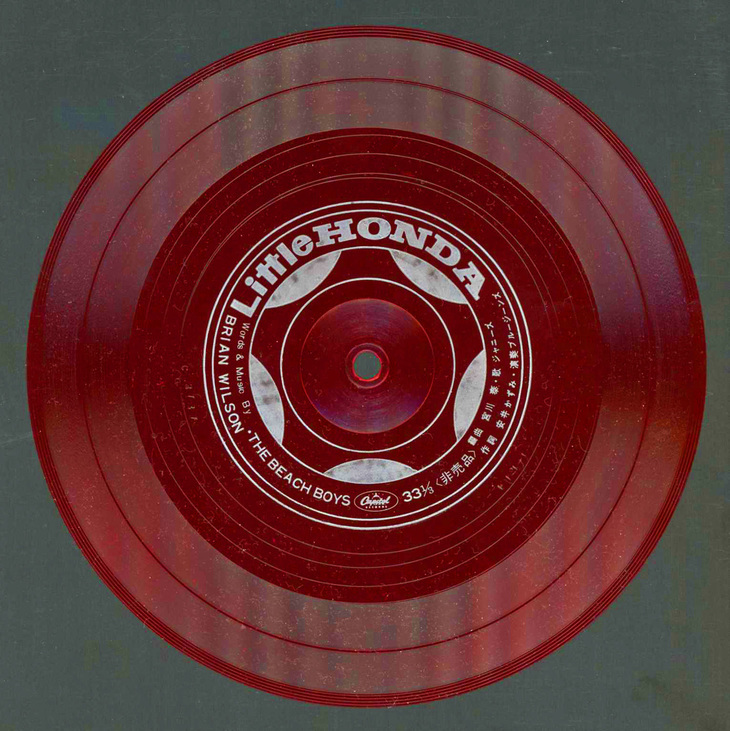 中央のレーベル部分が「S600」のホイールを模しているという、凝ったディテールのソノシート。ちなみに当時の日本では、ザ・ビーチ・ボーイズはあまり人気がなかった。そのためリアルタイムでの日本語カバー盤は非売品だったこのソノシートのみで、日本ポップス史上においても貴重なアイテムなのだそうだ。